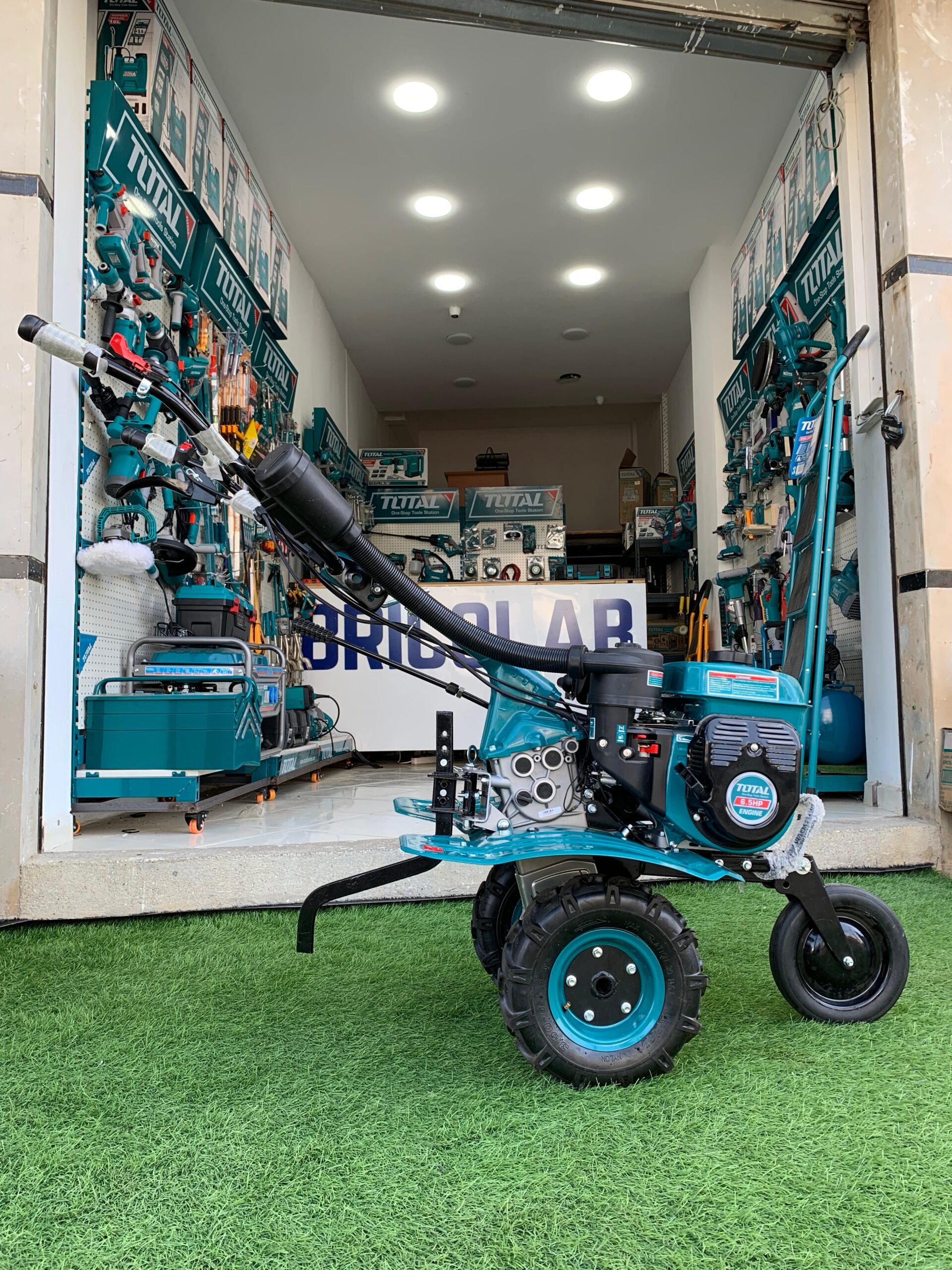 Cultivateur à Essence Total : Maîtrisez la Terre, Accélérez vos Récoltes ! Déchaînez toute la puissance de votre travail agricole avec le cultivateur à essence Total. Doté d'un moteur de 4,8 kW (6,5 HP).  Cultivateur à essence 4,8 KW