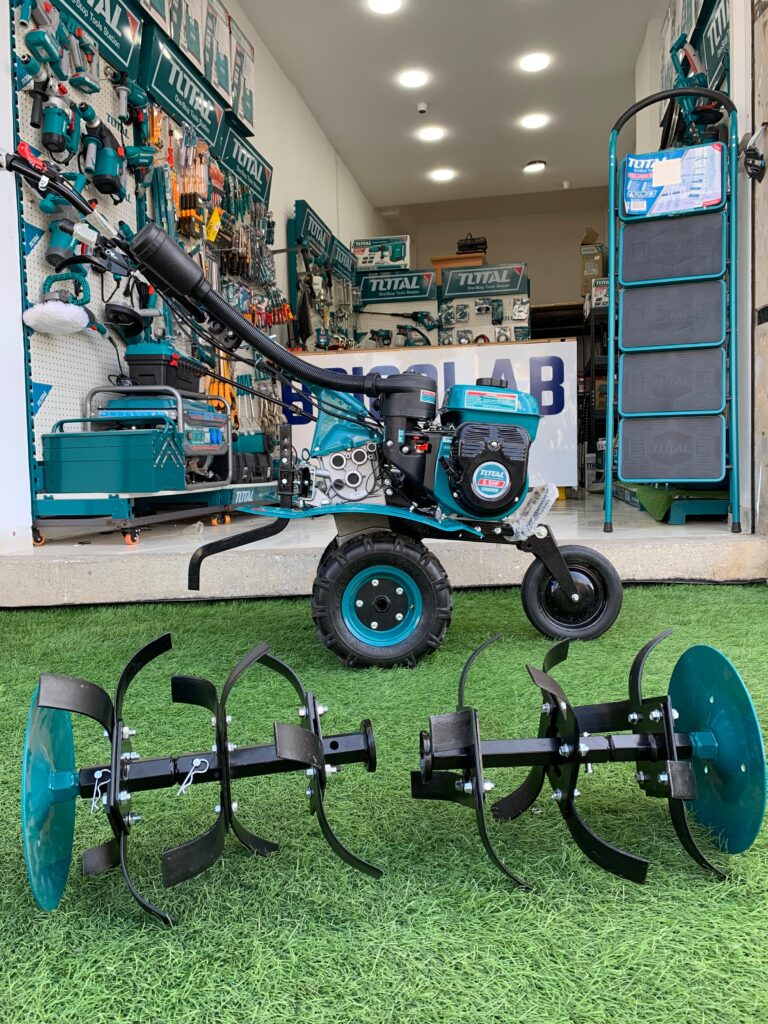 Cultivateur à Essence Total : Maîtrisez la Terre, Accélérez vos Récoltes ! Déchaînez toute la puissance de votre travail agricole avec le cultivateur à essence Total. Doté d'un moteur de 4,8 kW (6,5 HP).  Cultivateur à essence 4,8 KW