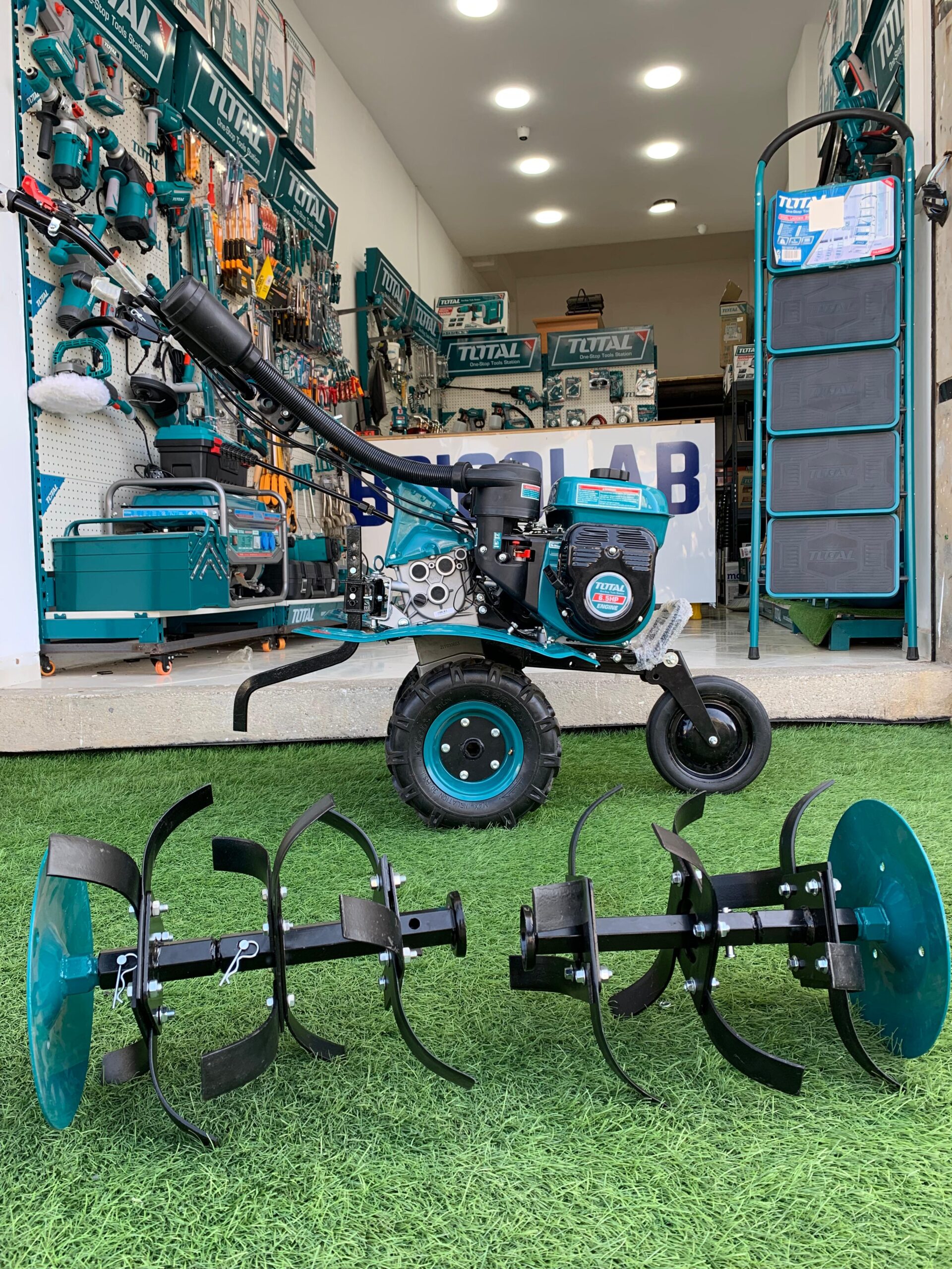 Cultivateur à Essence Total : Maîtrisez la Terre, Accélérez vos Récoltes ! Déchaînez toute la puissance de votre travail agricole avec le cultivateur à essence Total. Doté d'un moteur de 4,8 kW (6,5 HP).  Cultivateur à essence 4,8 KW